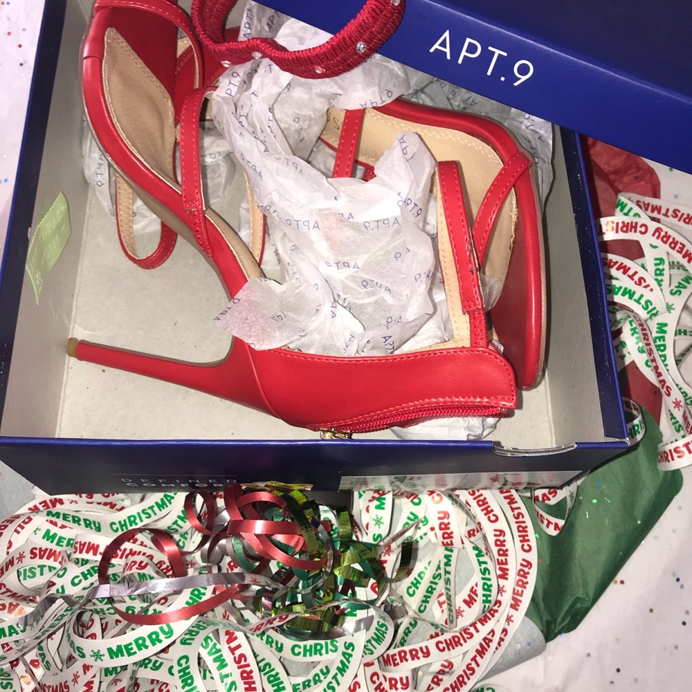 Red high heals - Picture 2 of 3
